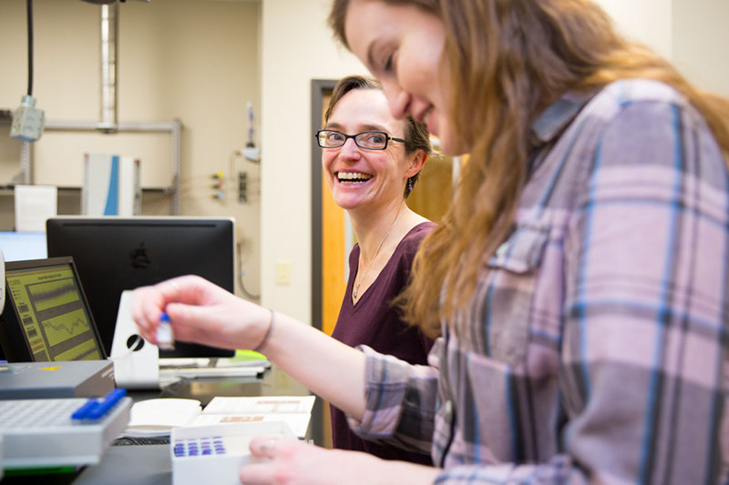 16WaterIsotopeAnalyzer_SampleLoading__Copyright_MKulwicki_UB